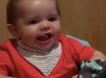 ハマっちゃった！？　自分の上唇をひたすらペロペロするのが止まらない赤ちゃん。