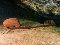 水中洞窟で発見されたマヤ文明のカヌーは冥界へ旅立つための乗り物だった可能性