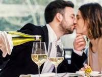 食事デートで「横並び席」or「向かい席」どちらがいい？