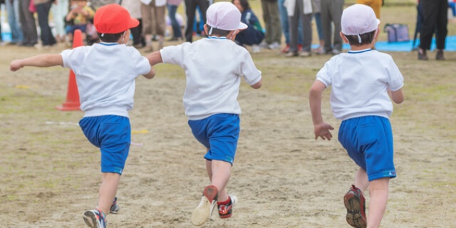 かけっこする子供たち