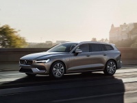 ボルボ・V60がフルモデルチェンジして国内発売！新型は全幅を狭めて取り回し向上、プラグインハイブリッドのT6/T8も来年導入！