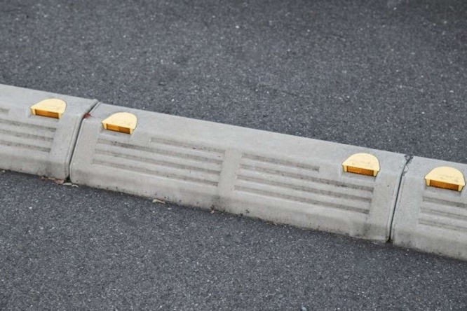 タイヤが乗り上げて（画像はphotoAC）