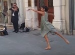 旅行中の美人ダンサーが即興で路上ミュージシャンとコラボ！