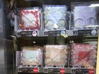 レース製品の自販機（画像は陣内＠さん提供、編集部で一部トリミング）