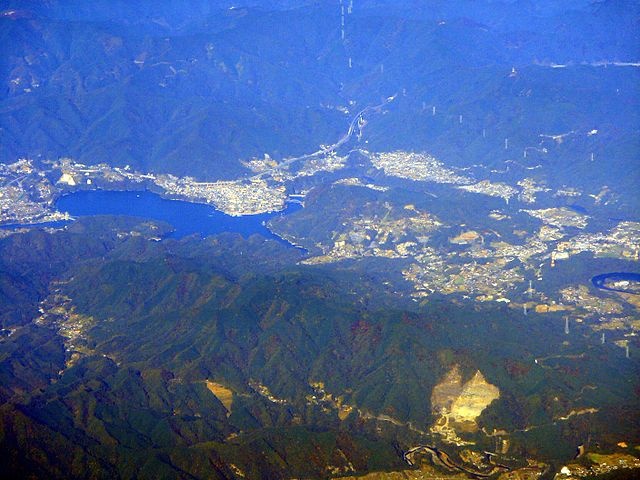 相模湖（BehBehさん撮影、Wikimedia Commonsより）