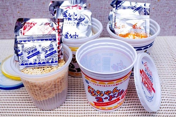 二重構造のプラスチック容器とフタ