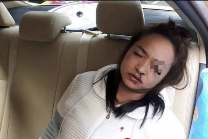 目にアイライナー