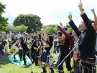 シャウトする出演者ら（写真は、渋川青年会議所提供）