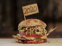 バーガーキングが2020年を象徴するひどいハンバーガーを作ってみた。鶏の足とイワシに麺入り（ブラジル）