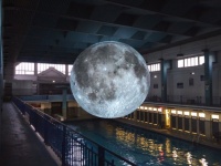 これは直で見てみたい！NASAの月面データを使った精巧な月のオブジェがぽっかり浮かぶ「月の博物館」