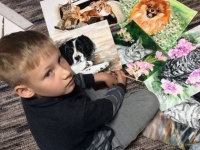 9歳少年がペットの肖像画を描き続ける理由。絵と引き換えに動物保護施設へ寄付をしてもらう（ロシア）