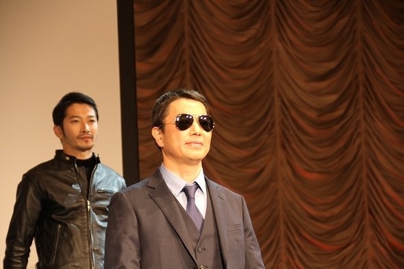 渡哲也さんに扮した村井知事（左奥は、マツシマ刑事役の内田章文さん）