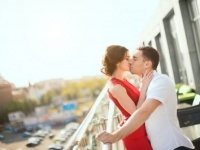 【男女のちがい】恋人と、街中でキスをするのは「アリ」or「ナシ」？⇒男女とも約〇割がアリ！