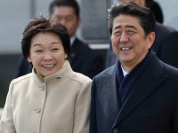 安倍昭恵夫人（左）と安倍晋三首相（右）（写真：Motoo Naka/アフロ）