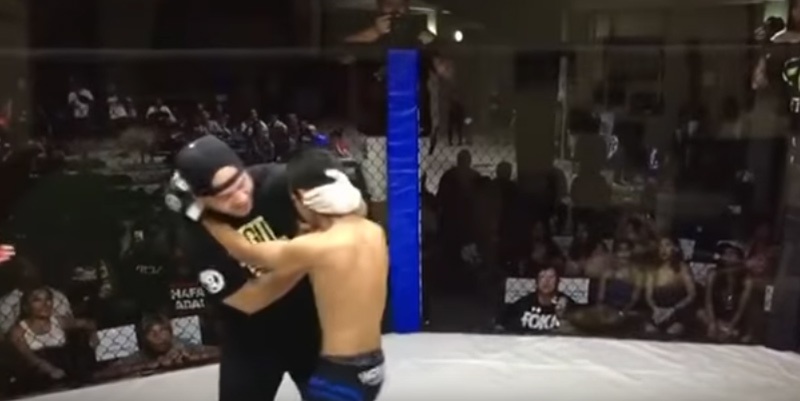 もしかしてレフリーの方が強い！？　総合格闘技の試合でパニック状態になった選手から殴られるも冷静に対応するレフリー