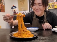 SNSで話題のブルダックとリュウジがタッグを組んだ「辛いけどおいしい」アレンジレシピを再現！