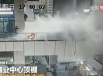 大量の雨水により商業施設の屋根が崩壊し、女性が吹き飛ばされる…！