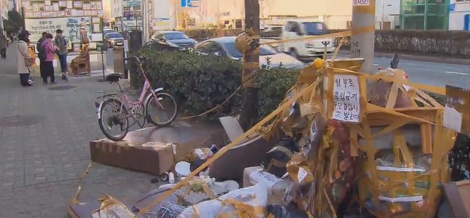 慰安婦像の近くにゴミ