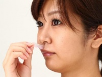 鼻の下、見られてる気がする