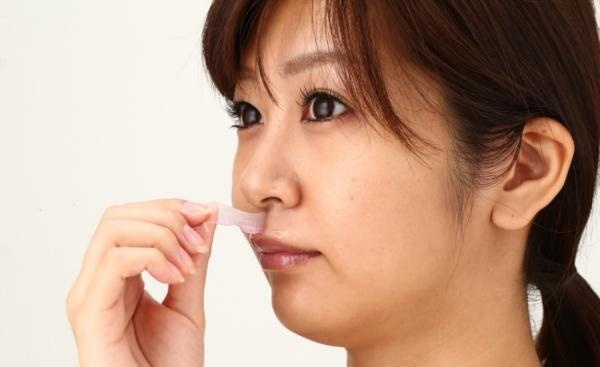 鼻の下、見られてる気がする