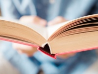 本のページをパラパラと高速でめくり5分間で10万語を記憶できるという「量子速読法」が中国でブームに