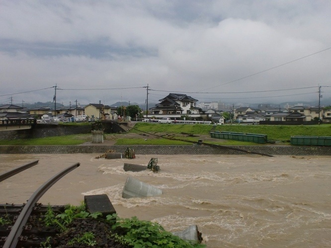 当時の被害の様子。線路が折れ、橋梁が跡形もなくなっていることがわかる