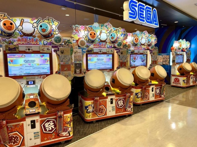 ずらりと並んだ「太鼓の達人」　(※画像はセガ イオンモール岡山店のツイッターアカウントより＝以下同)