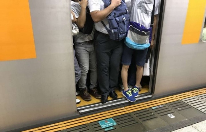 新宿駅の満員電車で立ちっぱなしに......(画像はイメージ)