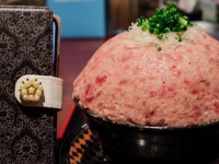 掘っても掘っても「ネギトロ」だ...！　栃木の海鮮問屋が作る、総重量1キロ越えの圧巻メニュー