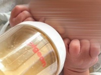 ミルクの飲み方が可愛すぎる赤ちゃんが、爆誕しました　「はぁ～尊い」「天使すぎる」と1.9万人もん絶