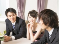 ポーカーフェイス、でも内心メラメラ!?　男性が「彼女に嫉妬する瞬間」・4選