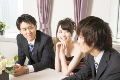 ポーカーフェイス、でも内心メラメラ!?　男性が「彼女に嫉妬する瞬間」・4選