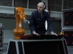 ミュージシャンと“工業用ロボットアーム”がセッションする前衛的ＭＶがクール！