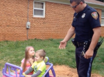職務質問をされる子供たちだが、警察官を振り切って逃走…！