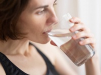 適度な水分補給が、老化を予防するという最新の研究結果