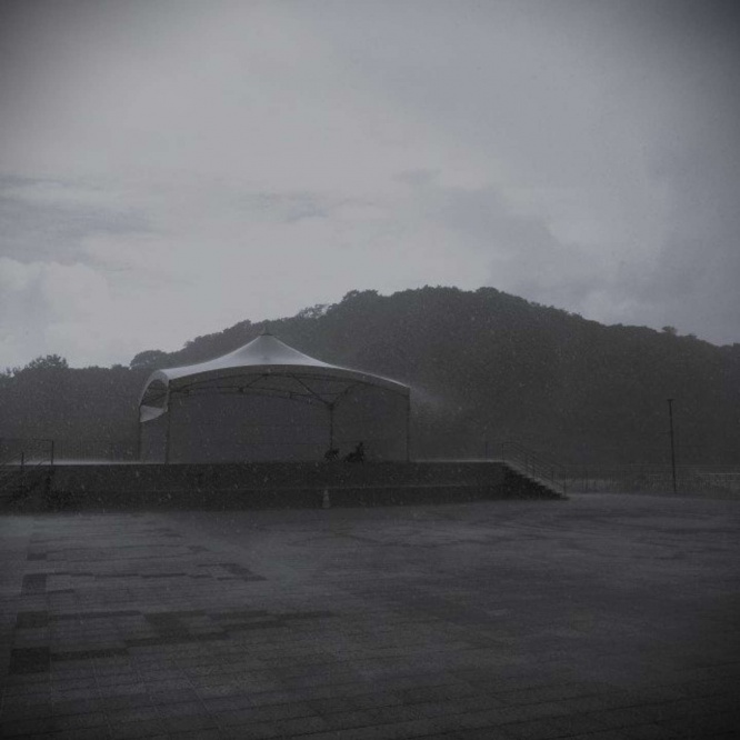 暴風雨のなか歩いていると...(画像はイメージ)