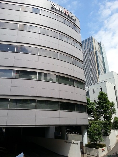 グループ名の由来となったSME乃木坂ビルも近くにある。