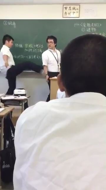 先生に蹴り