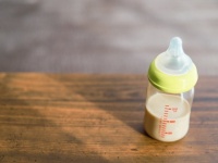 「ベビーカーに赤ちゃんを乗せて出かけた私。バス停でミルクを作ってあげようとしたら、中年女性たちが...」（静岡県・40代女性）