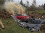 １万２０００リットルのコーラの中に車を突っ込ませてみた結果…
