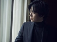 ⒞撮影：羽田誠／スタイリスト：十川ヒロコ／ヘアメイク：KEIKO（Sublimation）／アートディレクション：高倉健太（GLYPH Inc.）