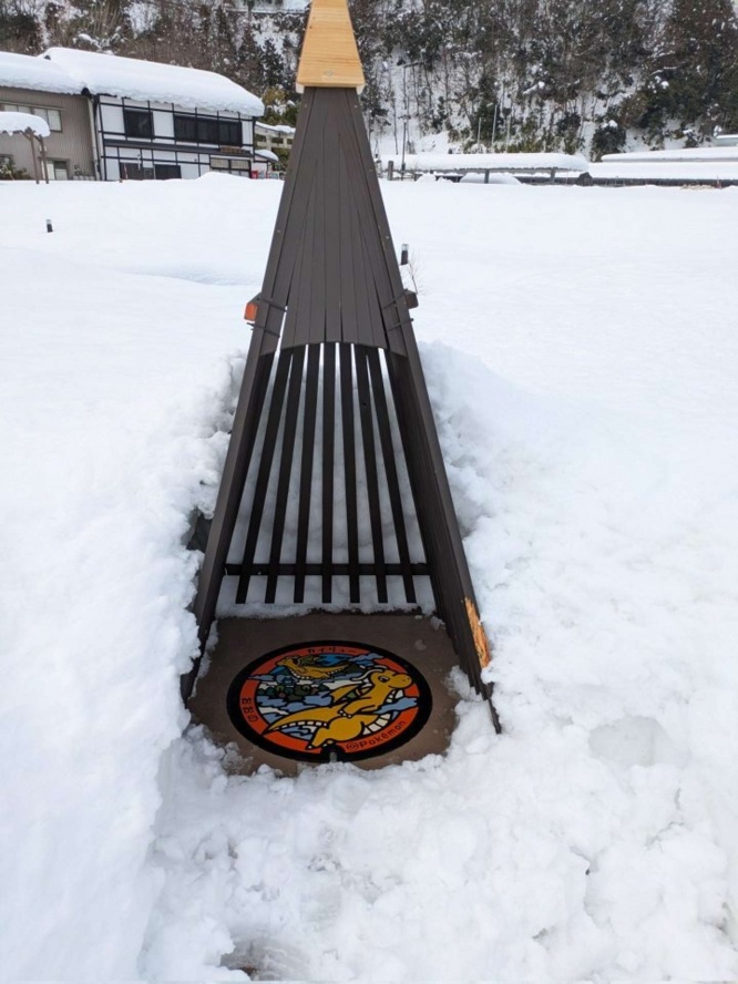 雪に埋もれないように？（画像はさく＠izmskyさんの投稿より、再掲）