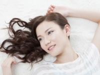 【男性の本音】女性に対し、お手入れで気合いを入れていてほしいのは「肌」or「髪」どっち？