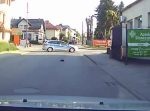 思わずほっこり。　道を渡るハリネズミを守るパトカー。