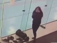 まさかのサードインパクト。一度ならず二度ならず三度までもガラス窓に激突した女性