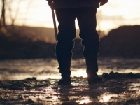 激しい雨の中、ずぶぬれになりながら見知らぬ葬列車に敬礼を捧げるひとりの兵士の姿（アメリカ）