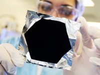 超黒はさらに黒くなる。史上最も黒い光吸収材料「ヴァンタブラック」の光吸収実験