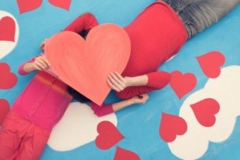 【専門家が解説】男と女で違う!?　好きな人の前で見せる態度まとめ