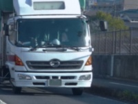 「片側一車線の道路で正面から走ってくる大きなトラック。運転手は私を『バカやろう』と怒鳴りつけると...」（神奈川県・50代女性）