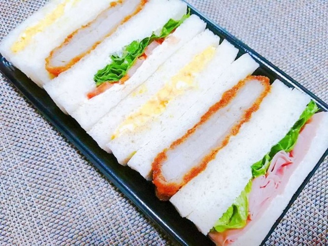 おばさんがサンドイッチやパンを買ってきて...（画像はイメージ）